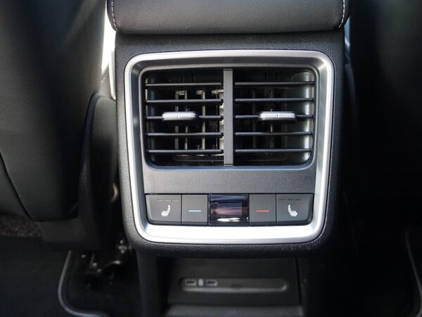 voorstoelen en achterbank verwarmd