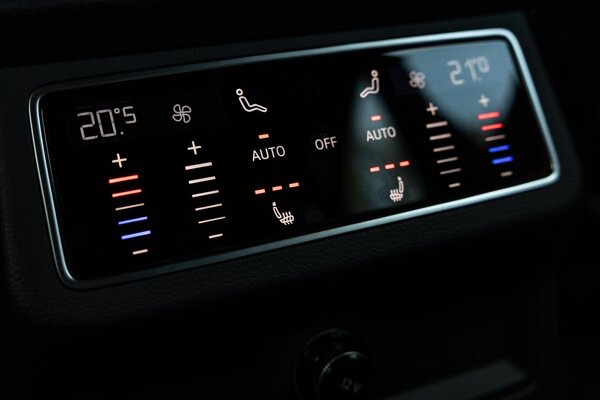 voorstoelen en achterbank verwarmd voorstoelen en achterbank verwarmd