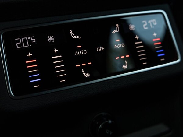 voorstoelen en achterbank verwarmd voorstoelen en achterbank verwarmd