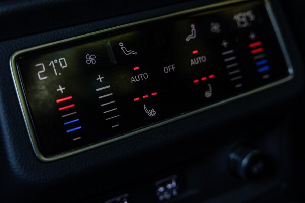 voorstoelen en achterbank verwarmd