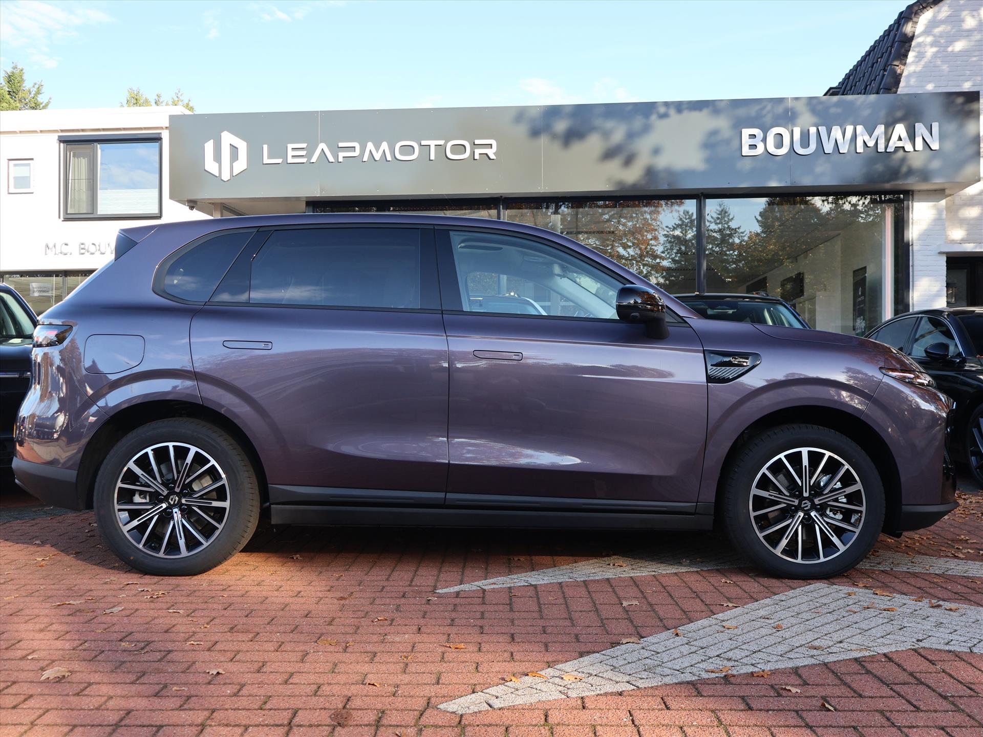 Leapmotor B10 EV 67,1 kWh 218PK Design ProMax, Rijklaarprijs | NIEUW | Panoramadak | Navigatie | Camera | Adaptieve Cruise Control - Afbeelding 4