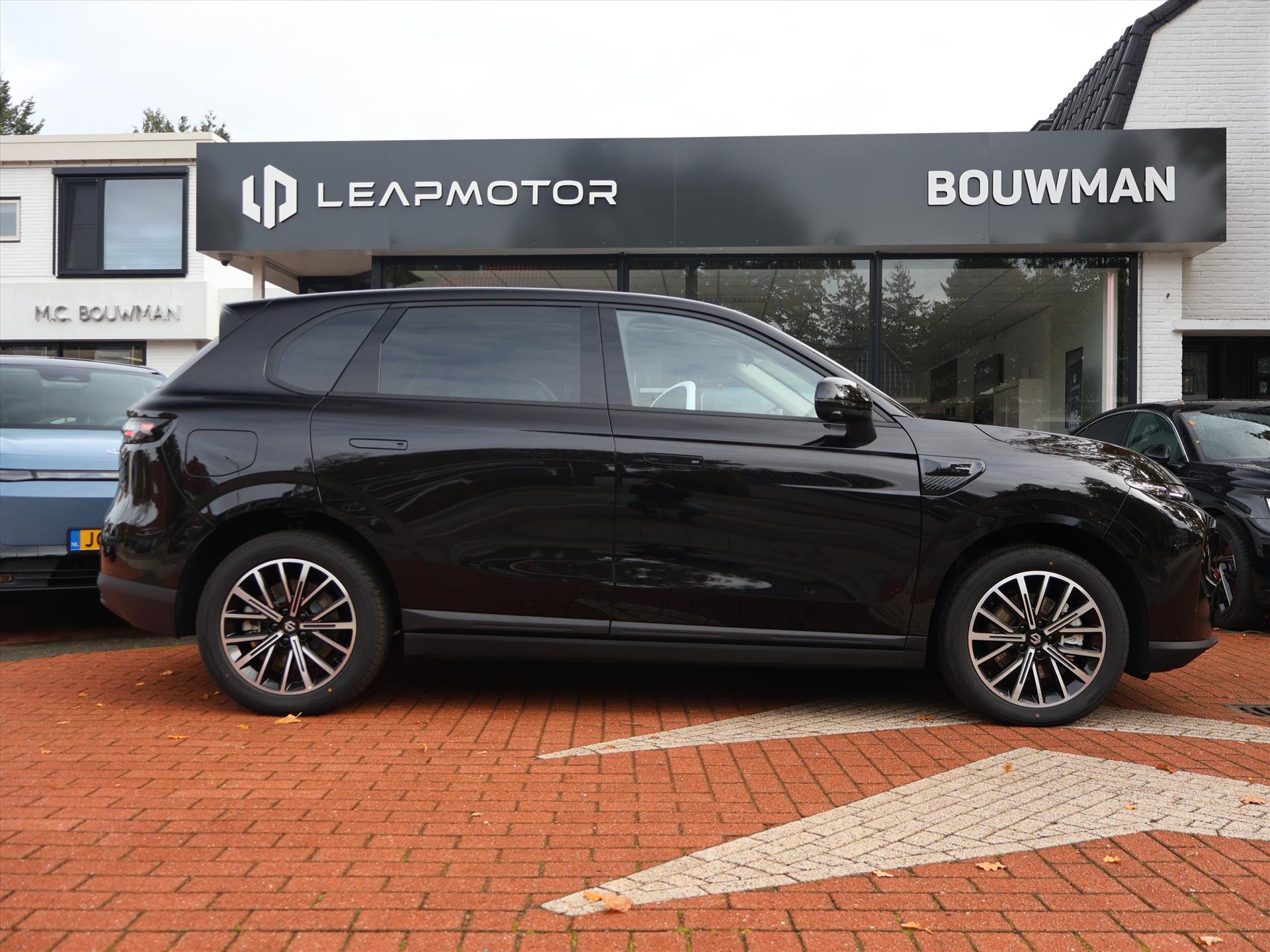 Leapmotor B10 EV 67,1 kWh 218PK Design ProMax, Rijklaarprijs | NIEUW | Panoramadak | Navigatie | Camera | Adaptieve Cruise Control - Afbeelding 4