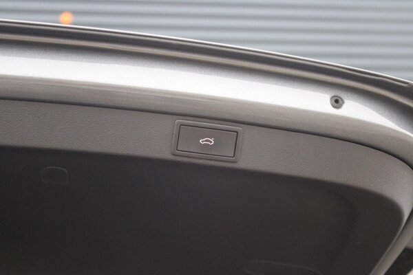 elektrisch bedienbare achterklep met sensorsturing elektrisch bedienbare achterklep met sensorsturing