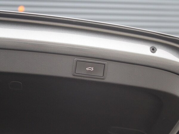 elektrisch bedienbare achterklep met sensorsturing elektrisch bedienbare achterklep met sensorsturing