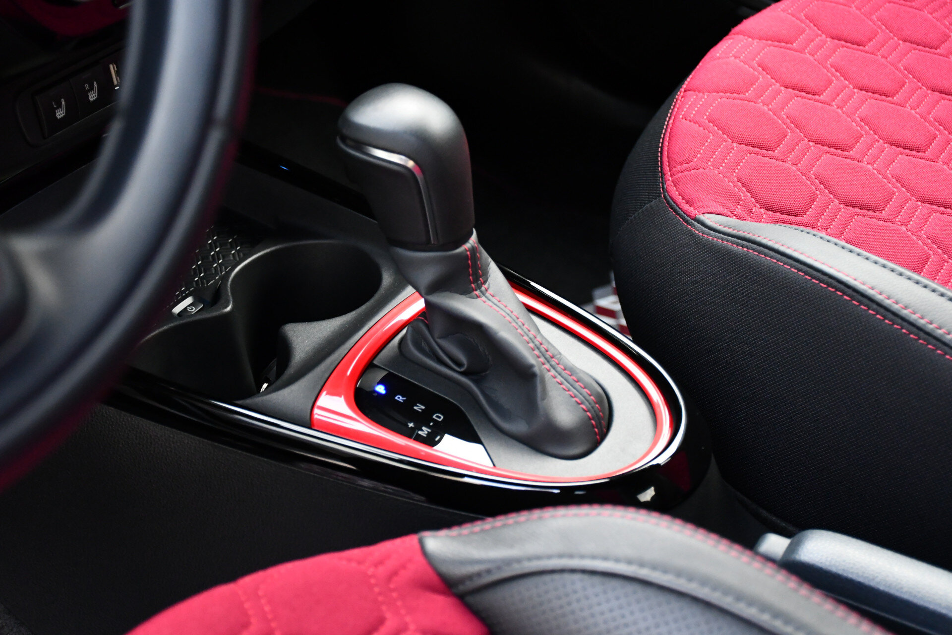 Toyota Aygo X 1.0 VVT-i S-CVT Undercover Jun Takahashi Limited Automaat 72pk - Afbeelding 4