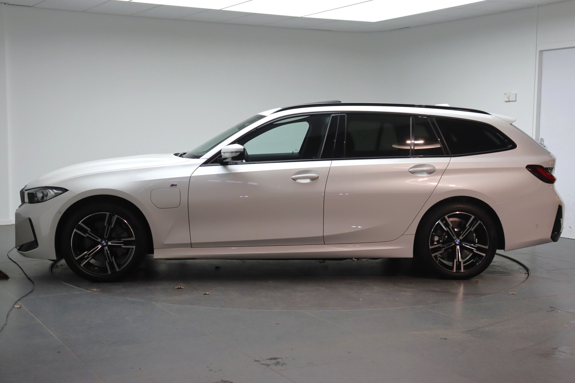 BMW 3 Serie Touring 330e M Sport Automaat - Afbeelding 2