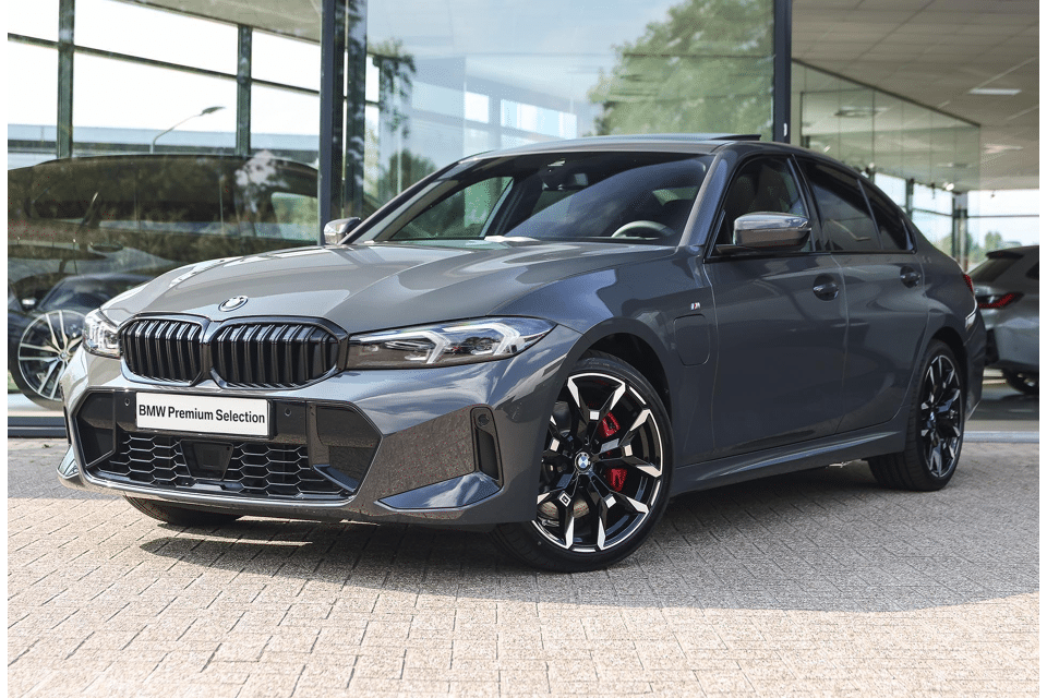 BMW 3 Serie 330e M Sport Automaat - Afbeelding 1