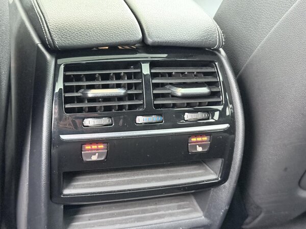 Elektrisch verwarmde voor- en achterstoelen