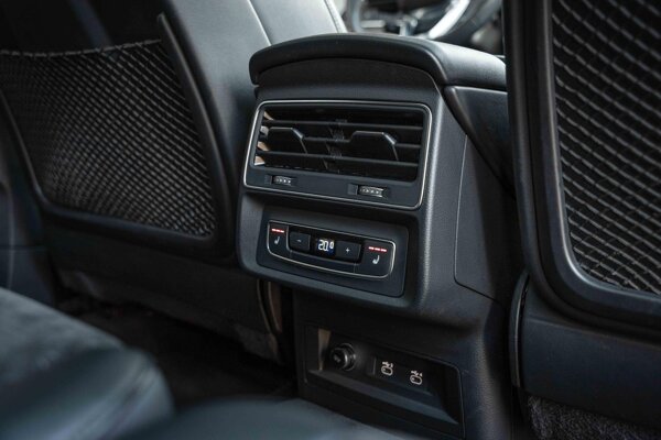 Stoelen, vóór en achter verwarmbaar Stoelen, vóór en achter verwarmbaar