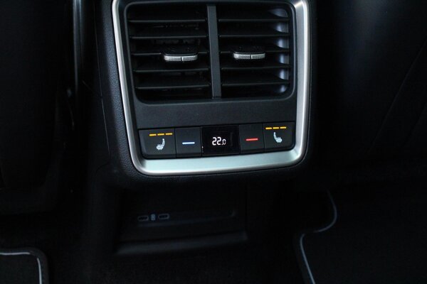 voorstoelen en achterbank verwarmd voorstoelen en achterbank verwarmd