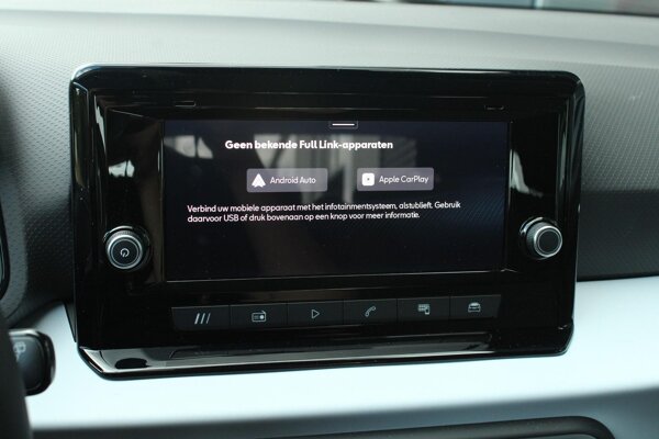 Apple Carplay/Android Auto Apple Carplay/Android Auto