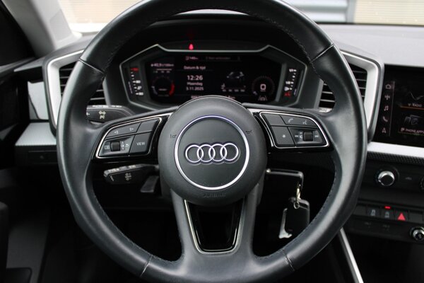 Driespaaks afgevlakt multifunctioneel sportstuurwiel met leder bekleed