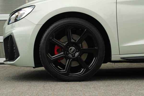 Velgen, lichtmetaal 7,5J x 18 Audi Sport in "7-spaak-rotor" design in glanzend antraciet