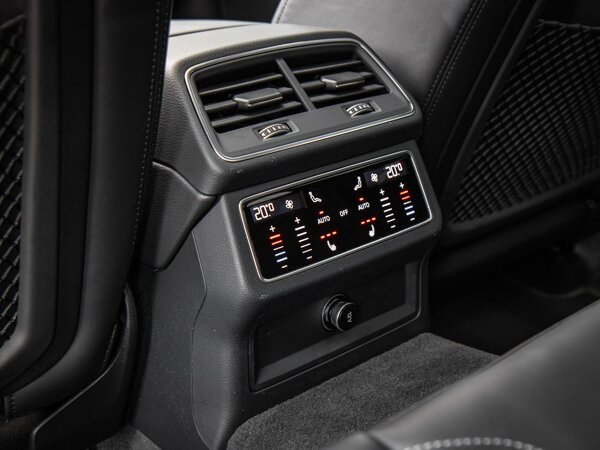 voorstoelen en achterbank verwarmd