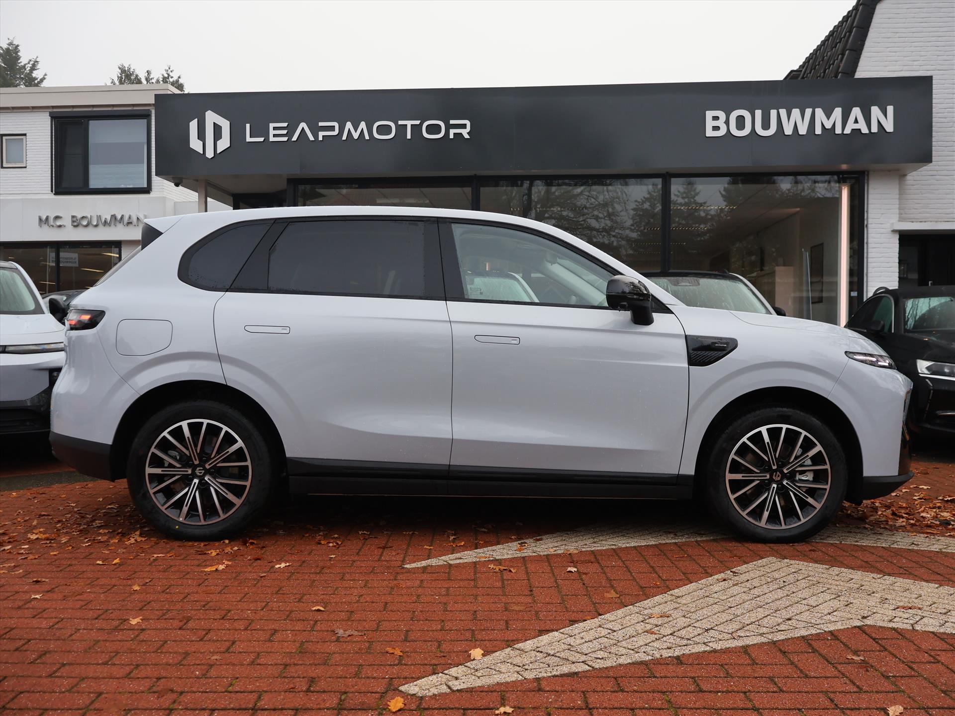 Leapmotor B10 EV 67,1 kWh 218PK Design ProMax, Rijklaarprijs | NIEUW | Panoramadak | Navigatie | Camera | Adaptieve Cruise Control - Afbeelding 3