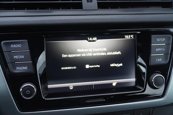 Apple Carplay/Android Auto Apple Carplay/Android Auto