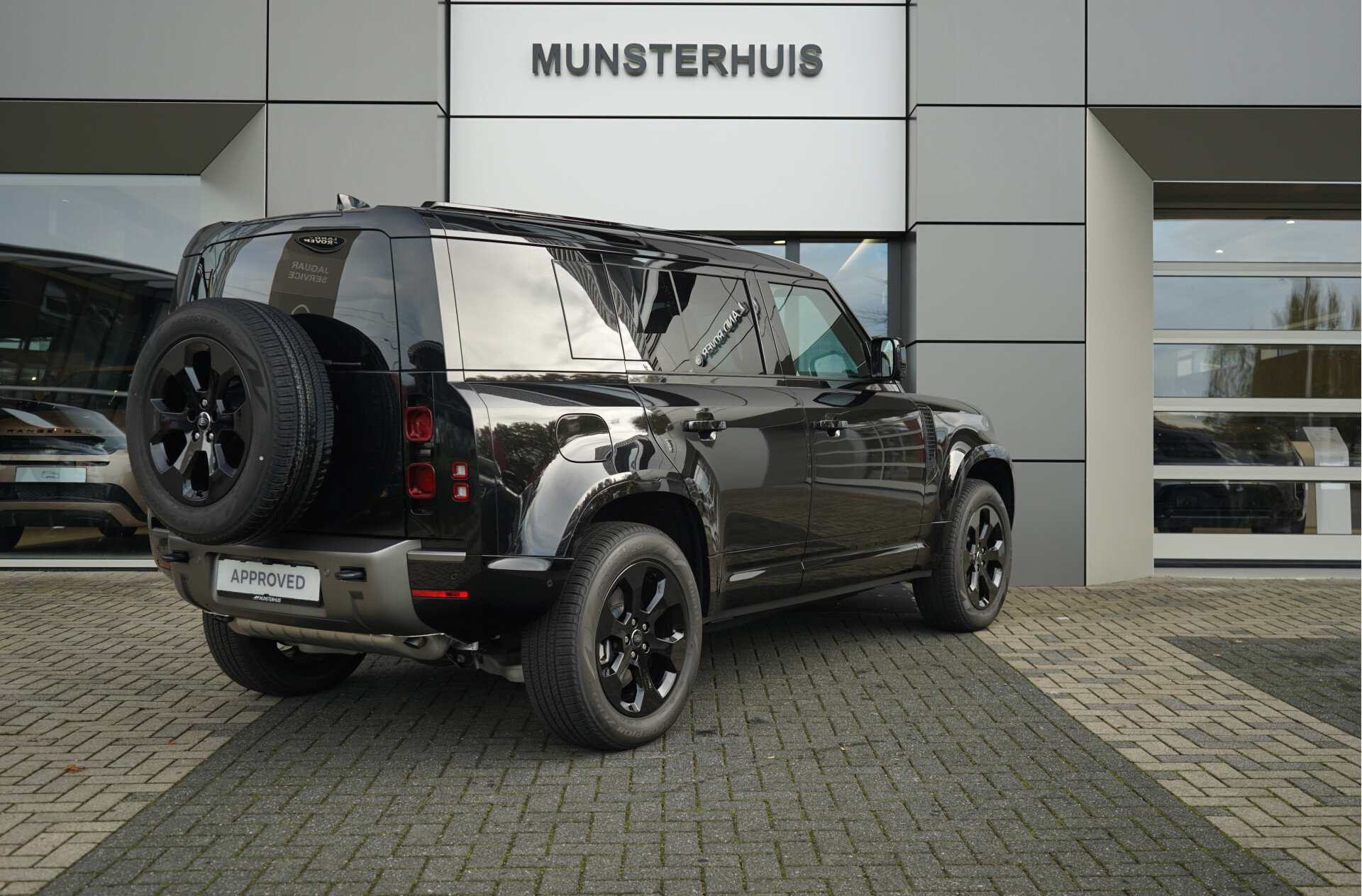 Land Rover Defender 110 P300e 110 X-Dynamic SE - Afbeelding 2