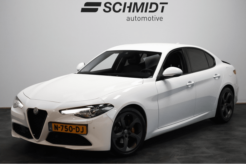Alfa Romeo Giulia 2.0T Super Automaat | Bi-Xenon | Carbon | Stoel/Stuurverwarming - Afbeelding 1