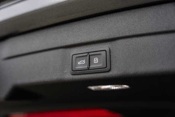 elektrisch bedienbare achterklep met sensorsturing elektrisch bedienbare achterklep met sensorsturing