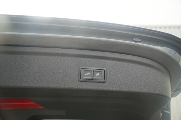 elektrisch bedienbare achterklep met sensorsturing elektrisch bedienbare achterklep met sensorsturing