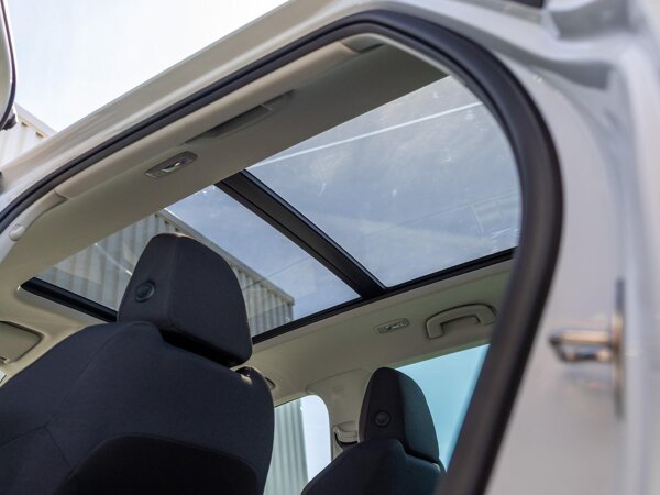 Elektrisch bedienbaar panoramisch glazen schuif-/kanteldak