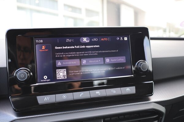 Apple Carplay/Android Auto Apple Carplay/Android Auto