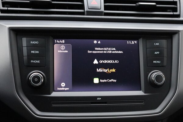 Apple Carplay/Android Auto Apple Carplay/Android Auto