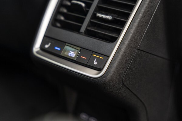 voorstoelen en achterbank verwarmd voorstoelen en achterbank verwarmd