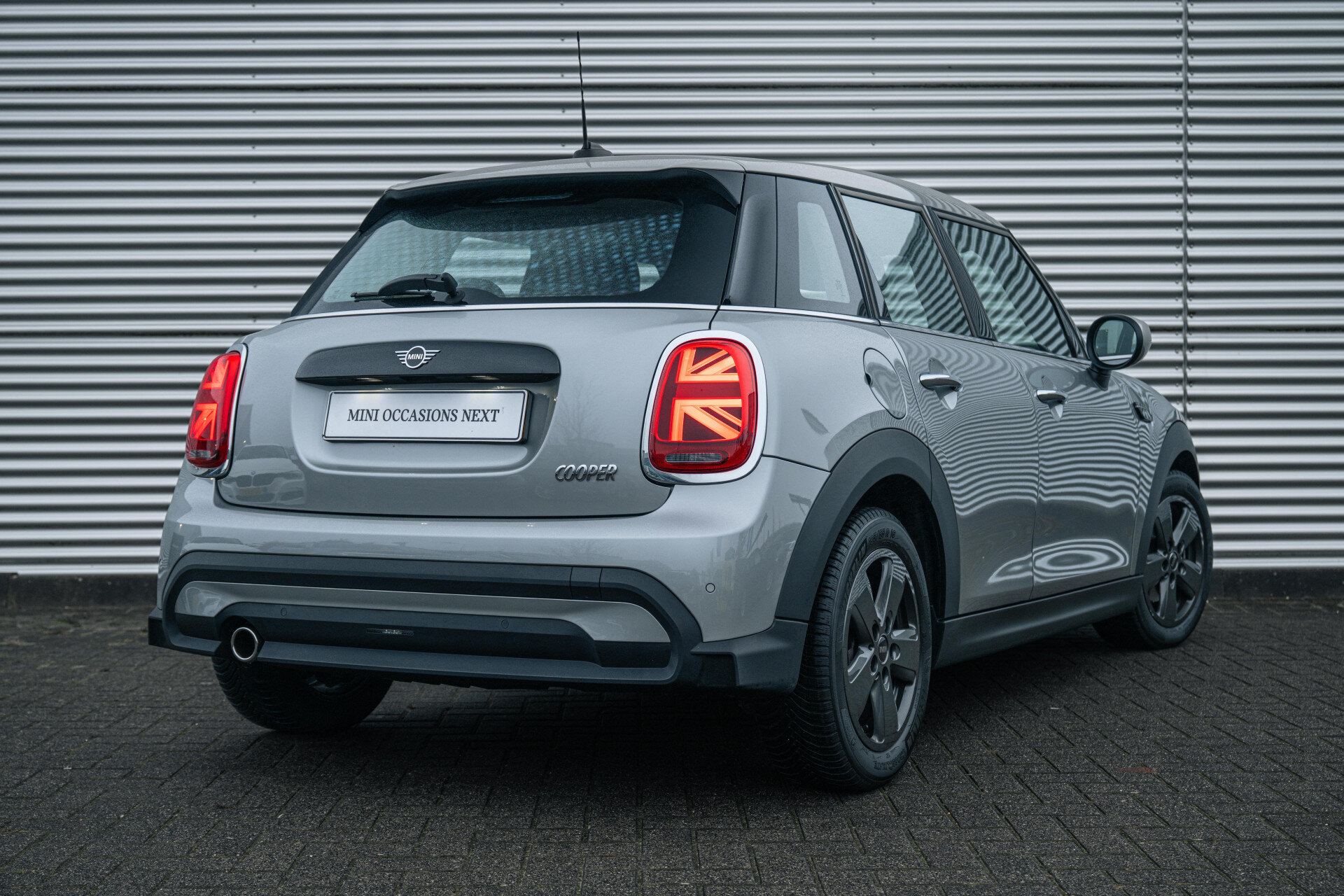 MINI Hatchback Cooper Classic Automaat - Afbeelding 2