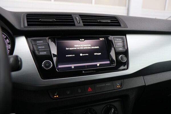 Apple Carplay/Android Auto Apple Carplay/Android Auto