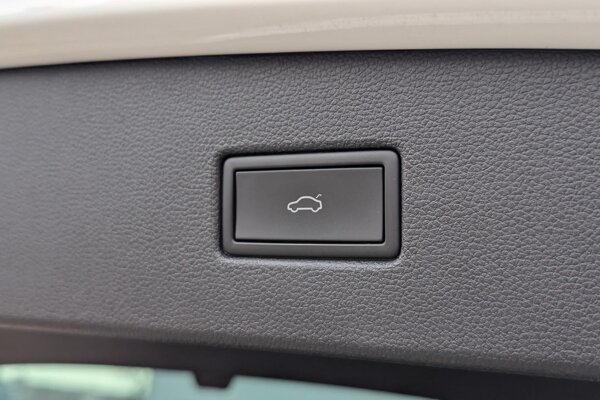 elektrisch bedienbare achterklep met sensorsturing