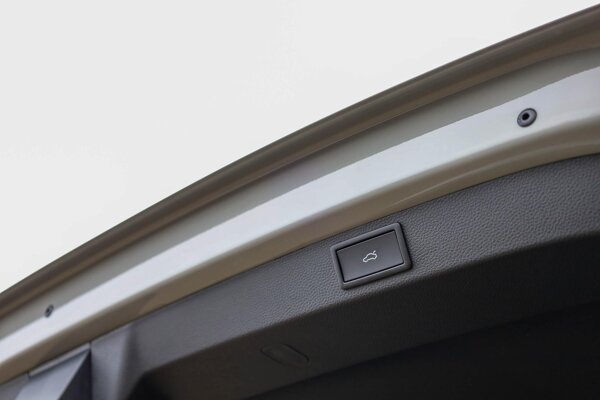 elektrisch bedienbare achterklep met sensorsturing elektrisch bedienbare achterklep met sensorsturing