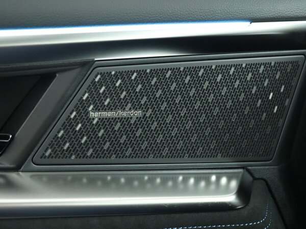 Harman Kardon Premium Audio met 5 geluidssferen, 2 tweeters in het dashboard, 2 woofers in de voorportieren, 2 tweeters en 2woofers in de achterportieren, subwoofer in de bagageruimte Harman Kardon Premium Audio met 5 geluidssferen, 2 tweeters in het dashboard, 2 woofers in de voorportieren, 2 tweeters en 2woofers in de achterportieren, subwoofer in de bagageruimte