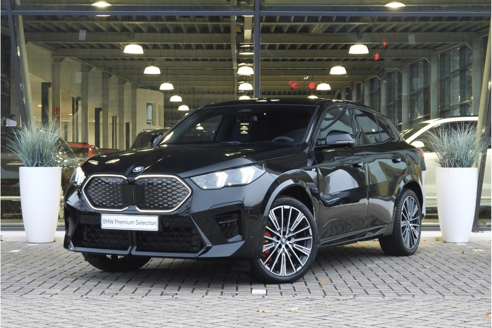 BMW iX2 eDrive20 High Executive M Sport - Afbeelding 1