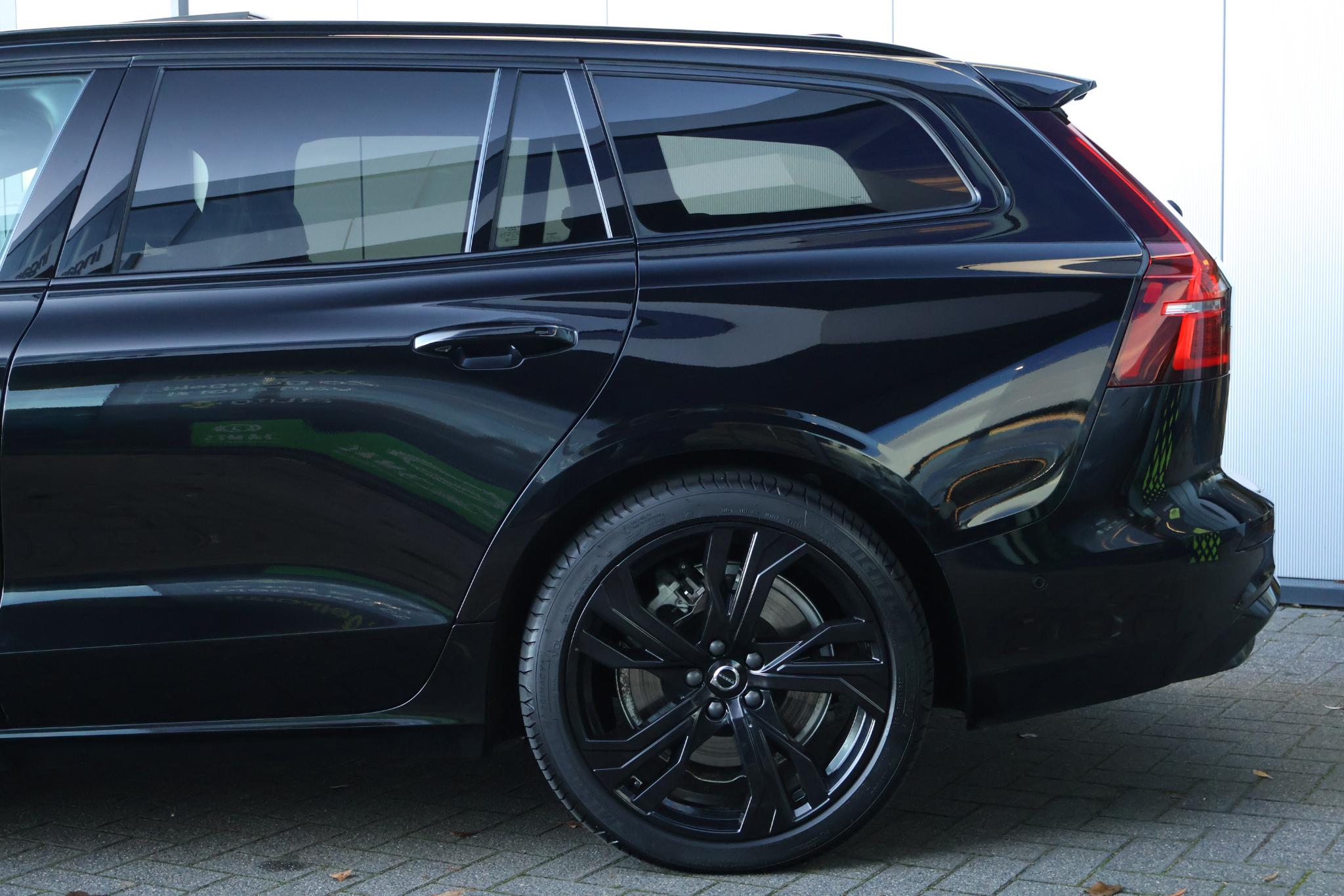 Volvo V60 2.0 T6 Plug-in hybrid AWD Ultimate Dark - Bild 5