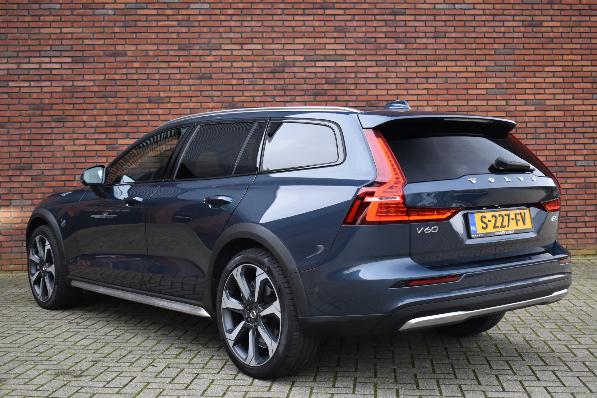 Volvo V60 Cross Country B5 265PK AWD Plus - Afbeelding 2