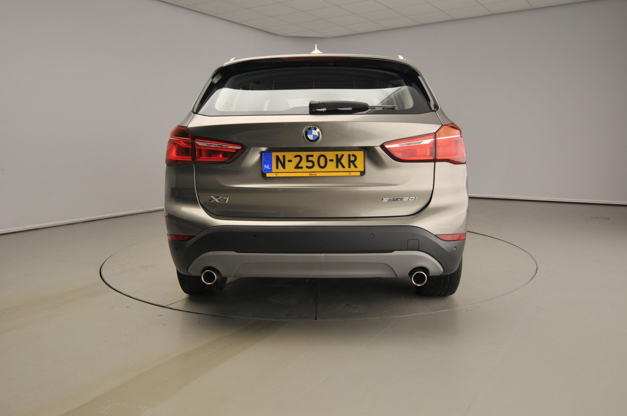 BMW X1 sDrive20i High Executive - Bild 3