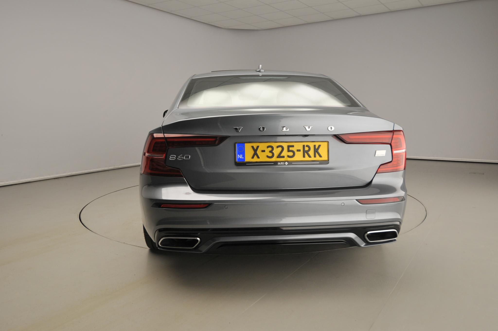 Volvo S60 2.0 Recharge T8 AWD R-Design - Bild 3