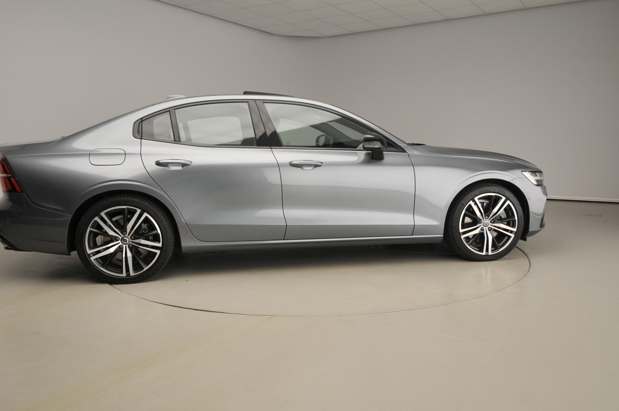 Volvo S60 2.0 Recharge T8 AWD R-Design - Bild 4