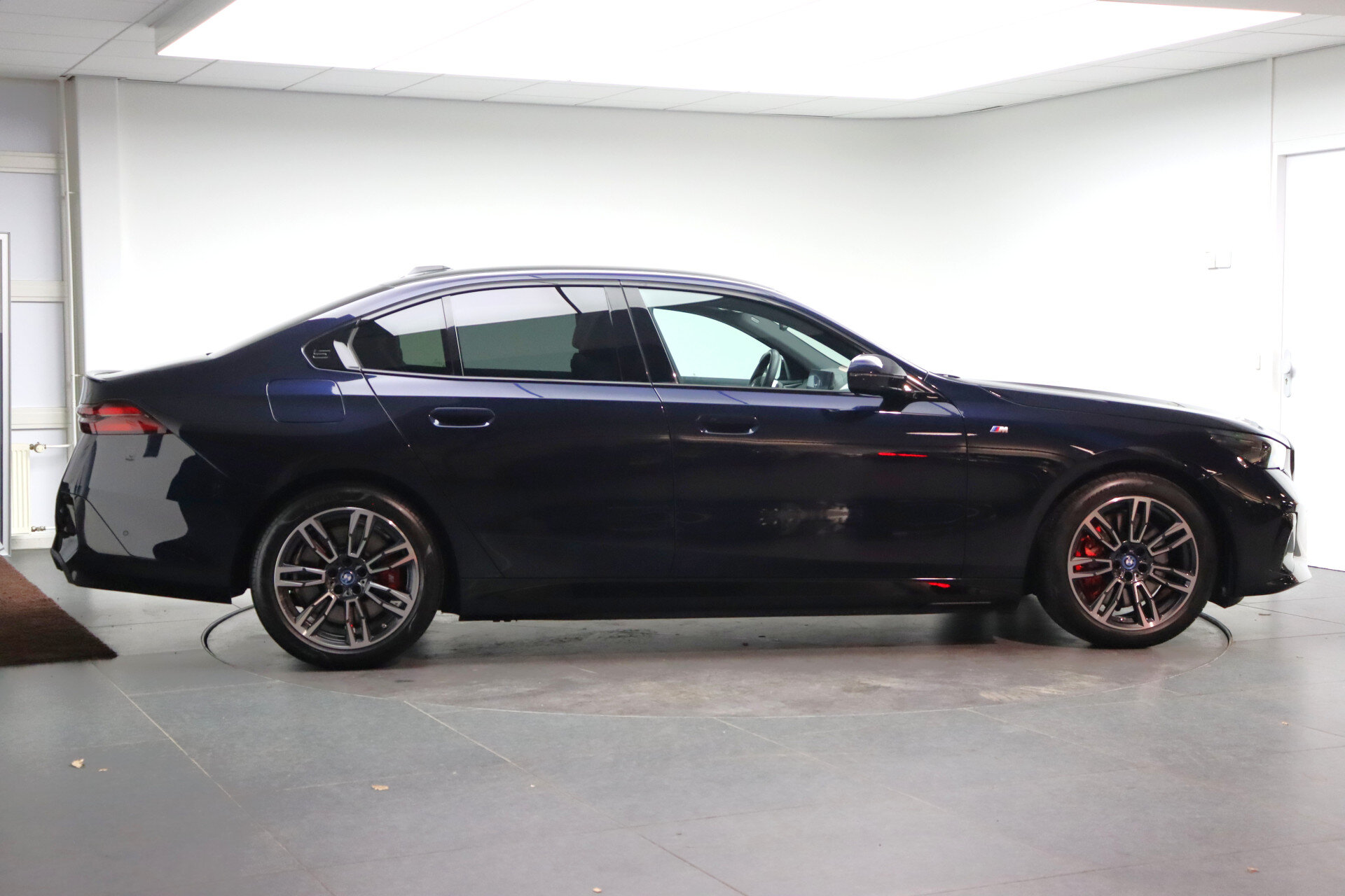 BMW 5 Serie 550e xDrive M Sport Automaat - Afbeelding 4