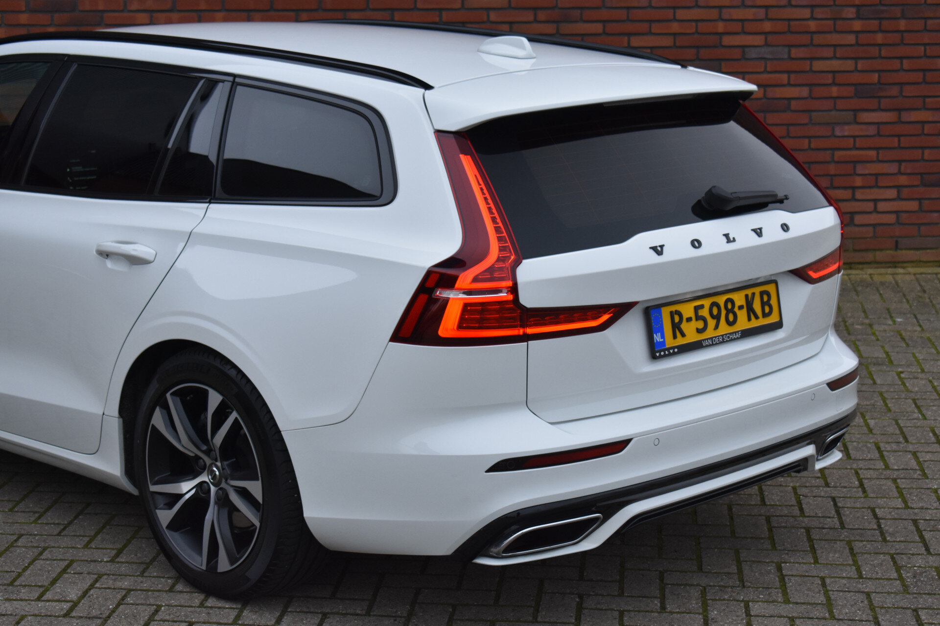 Volvo V60 B4 211PK Plus Dark - Afbeelding 3