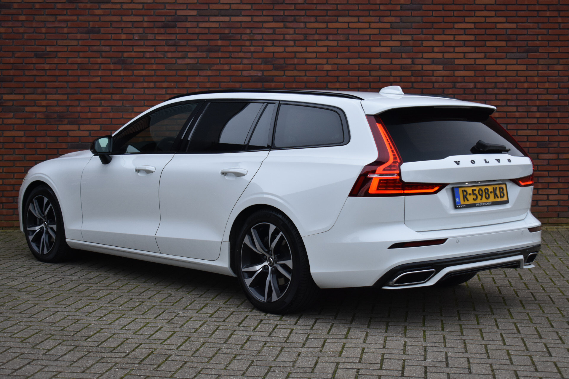 Volvo V60 B4 211PK Plus Dark - Afbeelding 4