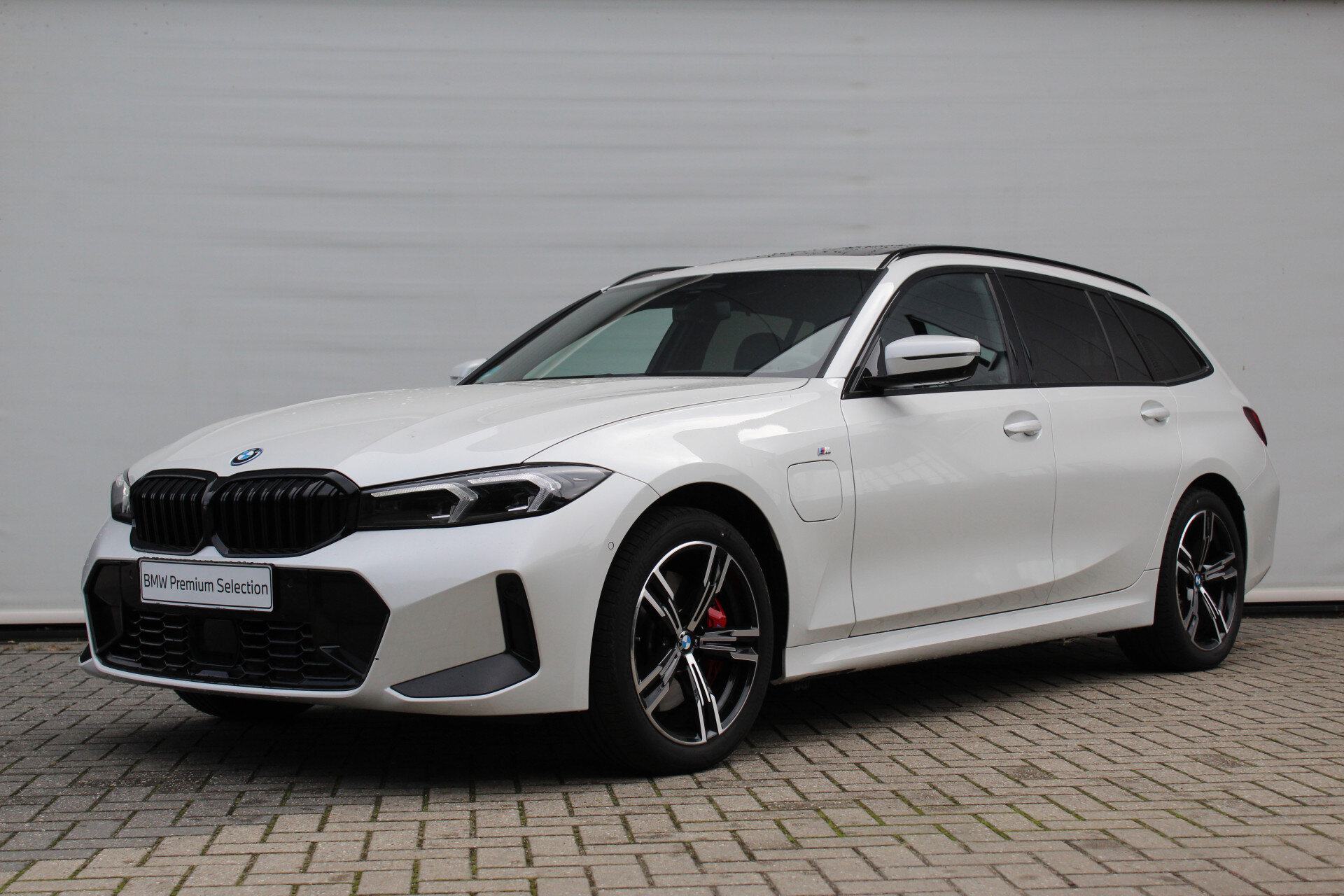BMW 3 Serie Touring 330e xDrive High Executive M Sport Automaat