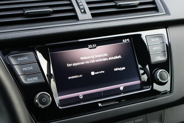 Apple Carplay/Android Auto Apple Carplay/Android Auto