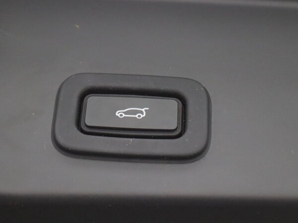 Enkele, naar boven scharnierende achterklep met handsfree elektrische achterklepbediening