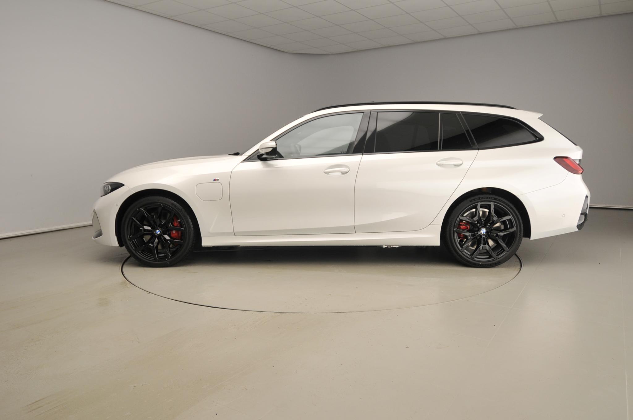 BMW 3 Serie Touring 330e - Afbeelding 2