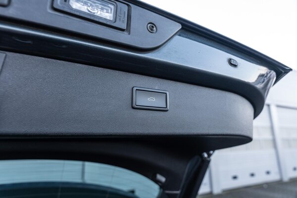 elektrisch bedienbare achterklep met sensorsturing