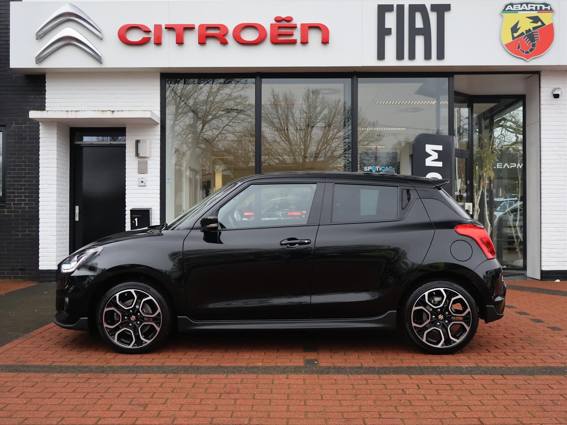 Suzuki Swift 1.4 Sport Smart Hybrid 129PK, Rijklaarprijs | Navigatie | Camera | Stoelverwarming | Lichtmetalen wielen 17 inch - Afbeelding 2