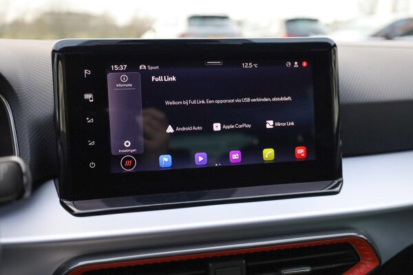 Apple Carplay/Android Auto Apple Carplay/Android Auto