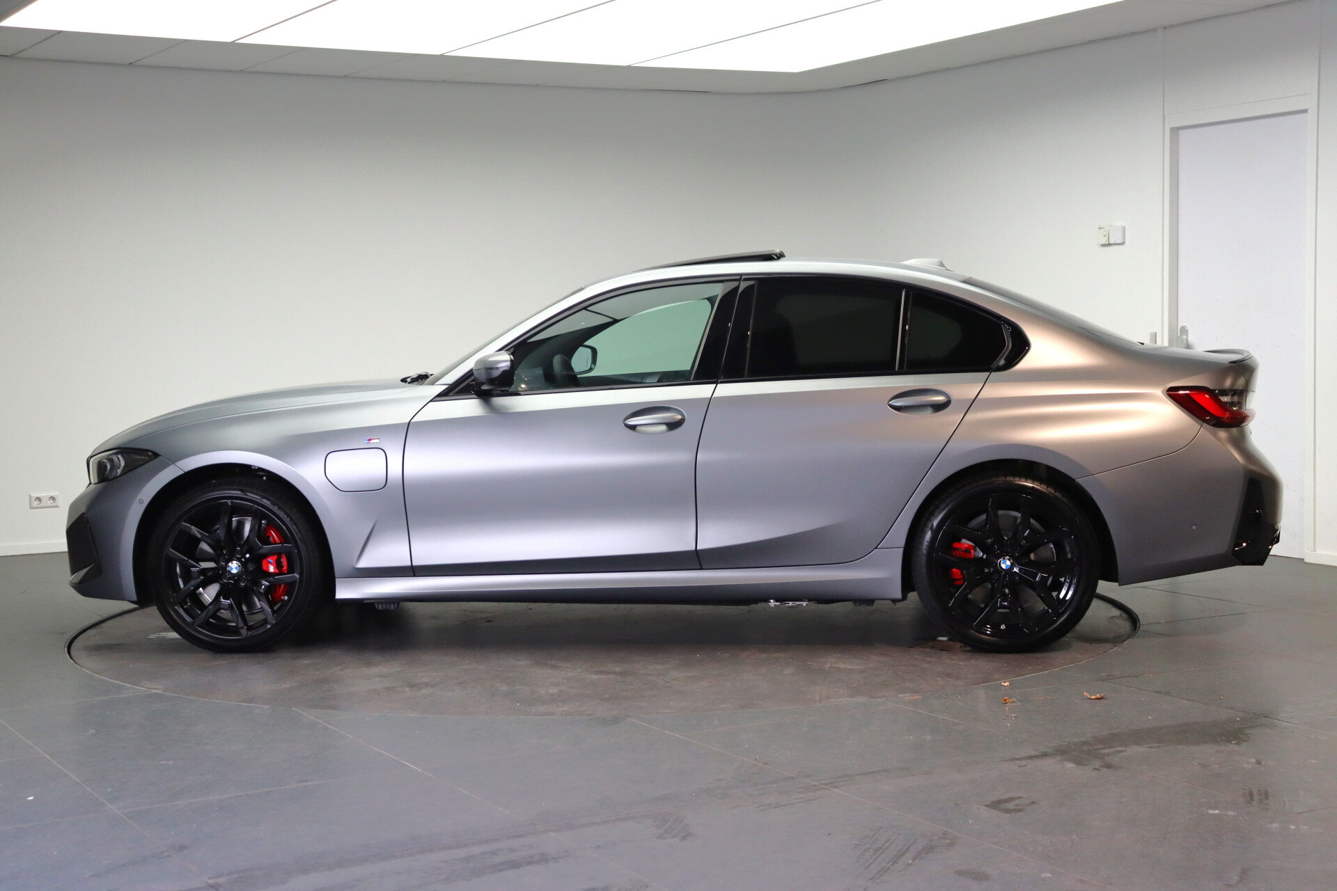 BMW 3 Serie 330e M Sport Automaat - Afbeelding 2